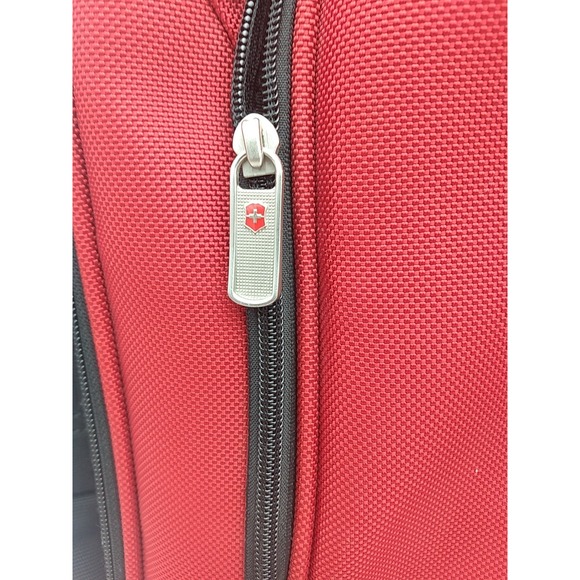 Victorinox Werks Red Duffel Convertible Backpack Suiter Expansion Luggage 20x13 - Picture 4 of 14